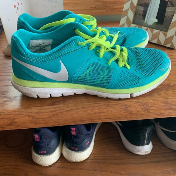 Selling Dark aqua & lime green Nike running shoes! Great condition & comfy! - Picture 2 of 4